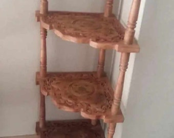 mobili in difficoltà. Mensola in legno vintage intagliata a mano. Mensola angolare in palissandro decorata con dettagli in metallo. Mensola angolare alta