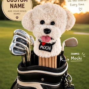 Könnte beinhalten: Ein cremefarbener Hunde-Golfschlägerhaube aus Plüsch mit rosa Zunge, schwarzer Nase und Augen. Er trägt ein schwarzes Halsband mit rotem Herz und einem schwarzen Anhänger mit der Aufschrift MOCHI. Text: CUSTOM NAME ADD YOUR DOG'S NAME, Your dog. On the course. Every time., EXAMPLE: Mochi, PERSONALIZED GOLF HEADCOVER HANDMADE WITH LOVE.