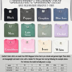 Op de afbeelding: Een maattabel voor Comfort Colors 1717 ringspun t-shirts voor volwassenen. De tabel toont de breedte- en lengtemaat in inches voor maten S tot en met 4XL. Het model draagt normaal gesproken maat L. De tabel bevat een verscheidenheid aan kleuren, waaronder zwart, peper, grafiet, jeansblauw, mos, lichtgroen, baai, orchidee, crunchberry, bloesem, ivoor en wit.
