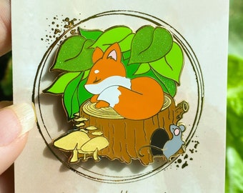 Waldfuchs Emaille Pin Schlafender Fuchs auf einem Baumstumpf im Wald Bezaubernder Kawaii Ästhetik Spezialität Pin