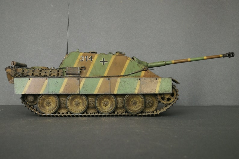 German Tank Destroyer Sd.kfz.173 Jagdpanther ausf.G1. WWII Military Model Series 1:35 scale. Fully assembled model. image 4