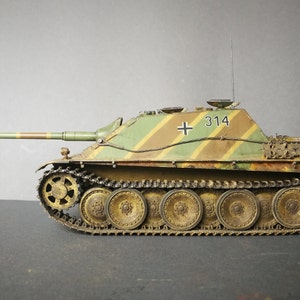 German Tank Destroyer Sd.kfz.173 Jagdpanther ausf.G1. WWII Military Model Series 1:35 scale. Fully assembled model. image 3