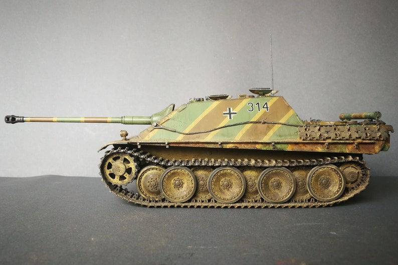 German Tank Destroyer Sd.kfz.173 Jagdpanther ausf.G1. WWII Military Model Series 1:35 scale. Fully assembled model. image 3