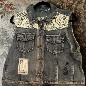 Gilet in denim riciclato taglie forti 18-20W, effetto consumato, con teschi ricamati, tarocchi, bottoni Jaguar, dettagli in pizzo, stile biker rocker boho