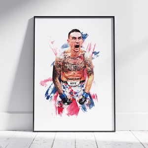 Peut inclure: Impression encadrée d'un artiste martial mixte dans un style aquarelle. Le combattant porte un short UFC à motifs floraux, des gants bleus et des tatouages. Des coups de pinceau rouges et bleus sont en arrière-plan.