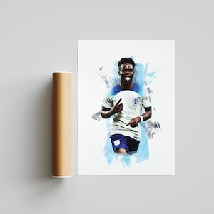 Puede incluir: Una ilustraci&oacute;n de acuarela de un jugador de f&uacute;tbol con una camiseta blanca con detalles azules y la bandera de Inglaterra en la manga. El jugador sonr&iacute;e y celebra un gol con la lengua fuera. El fondo es una acuarela azul y gris.