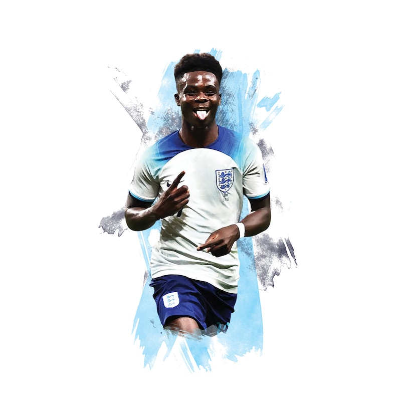 Puede incluir: Un jugador de f&uacute;tbol con una camiseta blanca y azul con el escudo de Inglaterra en el pecho. El jugador celebra un gol con una gran sonrisa y la lengua fuera. El fondo es un efecto acuarela azul y gris.