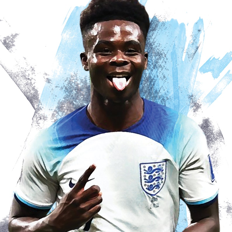 Puede incluir: Un joven con una camiseta de f&uacute;tbol blanca y azul con el escudo de Inglaterra en el pecho. Est&aacute; sacando la lengua y apuntando con el dedo &iacute;ndice derecho.