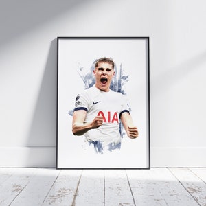 Op de afbeelding: Een aquarel-illustratie van een voetballer in een wit shirt met een blauw en rood logo en het woord "AIA" op de voorkant. De speler viert een doelpunt met zijn vuist in de lucht.