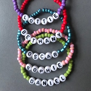 Pulseira de contas com nome personalizado