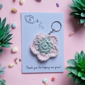 Hand gehäkelte Lehrerkarte mit handgehäkelter Blume Keychain, Danke, dass Sie mir geholfen haben zu wachsen. Einzigartige handgefertigte Karte für eine*n besondere*n Lehrer*in