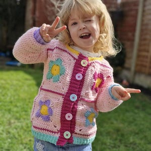 手編みの厚手のカーディガン、幼児用セーター、子供用春服、赤ちゃん用手作り服、ベビーシャワーギフト、かぎ針編みの服