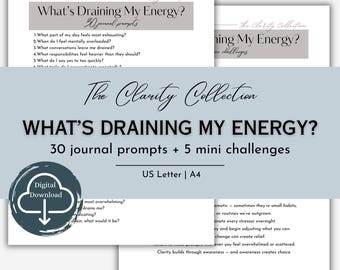 Puede incluir: Descarga digital de preguntas de diario de The Clarity Collection. El título principal es "What's Draining My Energy?" con 30 preguntas y 5 mini desafíos. El diseño es blanco con un fondo azul suave.