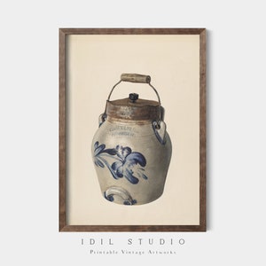 Puede incluir: Un tarro de barro vintage azul y blanco con un asa de madera y una tapa de metal. El tarro tiene una etiqueta manuscrita que dice "GUNDY & MYERS, HOUSATONIC, CT".