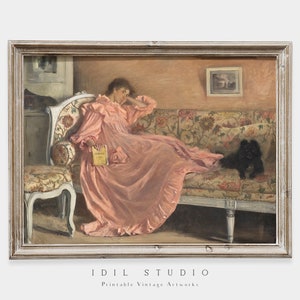 以下が含まれることがあります： ピンクのガウンを着た女性が、黒い犬と一緒に花柄のソファに座っている、ヴィンテージの油絵です。女性は本を持っていて、ソファは花柄の肘掛け椅子と壁に飾られた額縁の絵画のある部屋にあります。