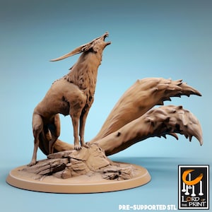 Può includere: Un modello stampato in 3D di una creatura mitologica con una testa da lupo e una lunga coda folta. La creatura è in piedi su una base rocciosa e ha un'espressione feroce sul viso. Il modello è pre-supportato e pronto per essere stampato.