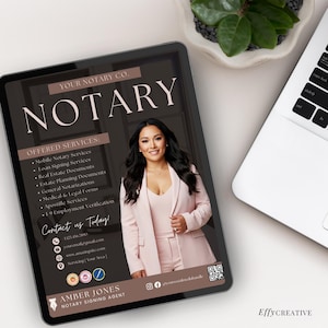 Op de afbeelding: Een digitale advertentie voor een notarisdienst. De advertentie toont een vrouw in een roze blazer op een donkere achtergrond met witte tekst. De tekst luidt "Your Notary Co. Notary" en somt de aangeboden diensten op, waaronder mobiele notarisdiensten, leningondertekeningsdiensten, onroerendgoeddocumenten, estate planning documenten, algemene be&euml;digde verklaringen, medische en juridische formulieren, apostille-diensten en 1-9-werkgelegenheidsverificatie. De advertentie bevat ook contactgegevens en een QR-code.