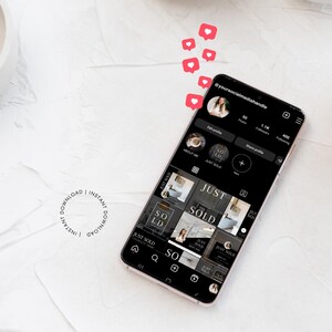 Pu&ograve; includere: Uno schermo di telefono in bianco e nero che mostra un profilo di social media con una griglia di nove immagini. Le immagini sono di una casa con il testo "Just Sold" in un design in bianco e nero. Il profilo ha 50 post, 1,1&nbsp;k follower e 400 following.