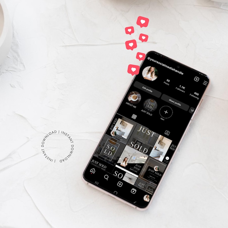 Pu&ograve; includere: Uno schermo di telefono in bianco e nero che mostra un profilo di social media con una griglia di nove immagini. Le immagini sono di una casa con il testo "Just Sold" in un design in bianco e nero. Il profilo ha 50 post, 1,1&nbsp;k follower e 400 following.