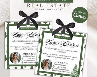 Puede incluir: Dos etiquetas navideñas para bienes raíces, con un diseño verde y blanco y un lazo negro. Las etiquetas incluyen el texto "Happy Holidays" e información de contacto de Amber Rose, agente inmobiliario.