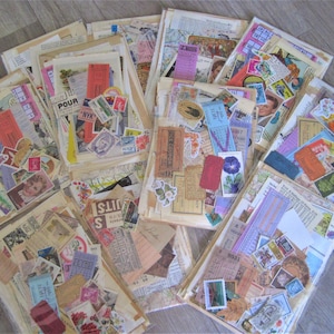 Puede incluir: Una colecci&oacute;n de ef&iacute;meras vintage, incluyendo boletos, sellos y recortes de papel, dispuestos en una pila sobre una superficie de madera. Las ef&iacute;meras son de varios colores, incluyendo rojo, azul, verde y amarillo. Las ef&iacute;meras son perfectas para scrapbooking, la elaboraci&oacute;n de tarjetas y otros proyectos de artesan&iacute;a.