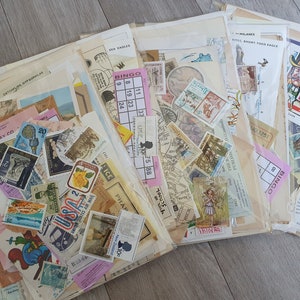 Puede incluir: Una colecci&oacute;n de ef&iacute;meras vintage, que incluyen postales, sellos y recortes de papel, con una variedad de colores y dise&ntilde;os. Las ef&iacute;meras est&aacute;n dispuestas en una funda de pl&aacute;stico, y algunos de los art&iacute;culos presentan texto como "Sea Eagles", "Catchplier Opsophiles", "Bingo" y "Use 75 88".