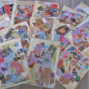 Puede incluir: Una colecci&oacute;n de ef&iacute;meras de papel vintage, incluyendo sellos, boletos y postales, dispuestas sobre una superficie de madera. Las ef&iacute;meras son de varios colores, incluyendo rojo, azul, verde y amarillo. Algunas de las ef&iacute;meras presentan texto, como "PATE MELTONIENNE" y "LON".