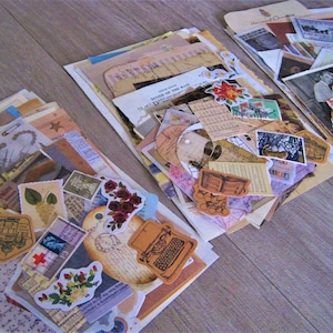 Puede incluir: Una colecci&oacute;n de ef&iacute;meras de papel vintage, que incluyen postales, sellos y recortes de papel decorativos. Los papeles son de varios colores y patrones, incluyendo dise&ntilde;os florales, geom&eacute;tricos y abstractos. Las ef&iacute;meras est&aacute;n dispuestas en tres pilas sobre una superficie de madera.