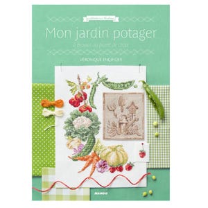 以下が含まれることがあります： 「Mon jardin potager」というタイトルの本の表紙。野菜と園芸道具のクロスステッチデザインが特徴です。表紙は緑と白で、トマト、エンドウ豆、カボチャのクロスステッチデザインが施されています。著者はヴェロニク・エンジンガーです。