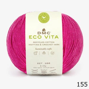 Könnte beinhalten: Ein leuchtend pinkfarbener Knäuel D.M.C Eco Vita aus recycelter Baumwolle. Das Etikett weist auf Stricken und Häkeln hin, mit einem Gewicht von 100g und ca. 250m. Das Etikett enthält auch den Text "Sustainable crafts".