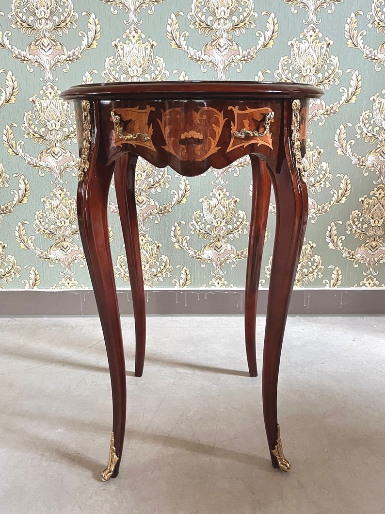 Table d'appoint Table basse marron en bois de style français de style antique Table ronde de style baroque rétro pour la décoration intérieure image 4