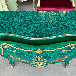 Commode luxueuse de style Louis français de couleur verte Commode de style européen antique avec ornements en laiton pour chambre à coucher image 5