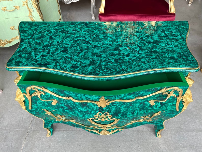 Commode luxueuse de style Louis français de couleur verte Commode de style européen antique avec ornements en laiton pour chambre à coucher image 5