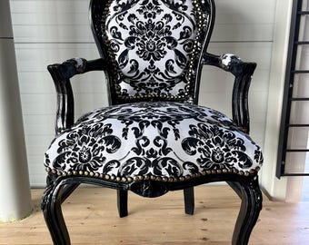 Poltrona in stile Luigi XV francese: poltrona retrò barocca con decorazioni floreali.