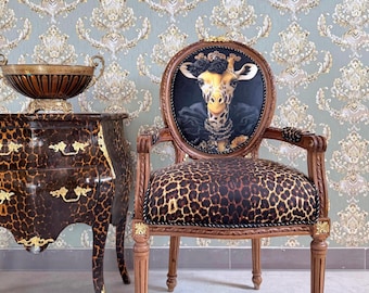 Poltrona giraffa funky, poltrona d'accento barocca con stampa leopardata, sedia eclettica di grande impatto, mobile glamour fatto a mano