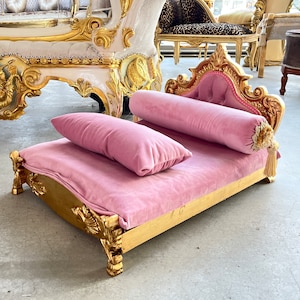 Pet Bed French Louis Baroque Style Dog Sofa Pink Velvet in Gold Finish Cute Baroque Rococo Settee for Home Decoration image 4
