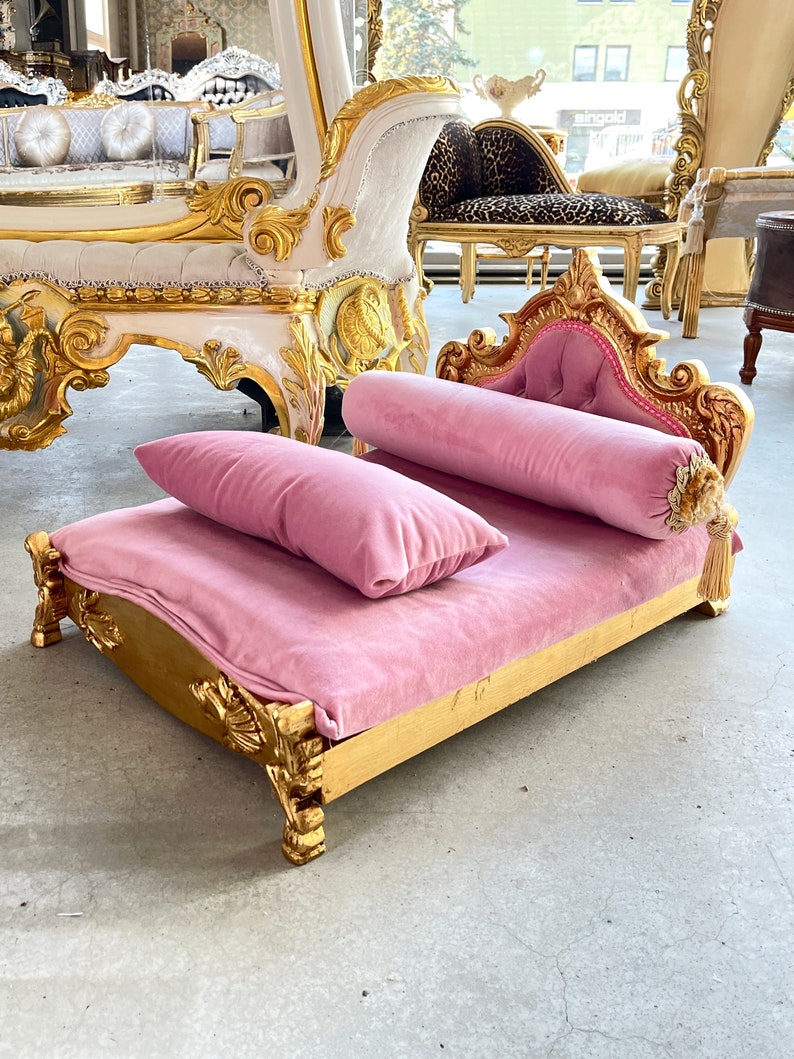 Pet Bed French Louis Baroque Style Dog Sofa Pink Velvet in Gold Finish Cute Baroque Rococo Settee for Home Decoration image 4