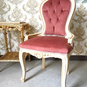 Accent Chair Classic Baroque Style in Beautiful Rose Berry Velvet French Louis Style Chair Beige Wooden Frame for Lounge Room