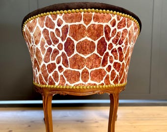 Cocktailstoel bruin fluweel, Franse fauteuil met rug met dierenprint, statement fauteuil getufte rugleuning, fluwelen barstoel