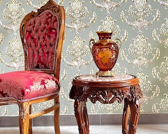 Nostalgische barokke salontafel: houten bruine ronde tafel met roodachtig marmer bovenop