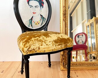 Akzentstuhl im Retro-Barock-Rokoko-Stil. Farbiger Esszimmerstuhl mit Frida K.-Druck in der Rückenlehne für Heimdekoration