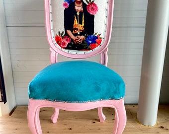 Sedia in stile con struttura rosa, sedia in legno in stile classico barocco in velluto color turchese, stampa Frida K. per la decorazione domestica