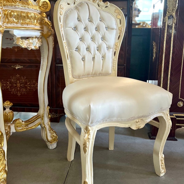 Chaise de salle à manger française de style Louis XV en bois massif, reproduction de style rétro baroque antique en similicuir ivoire pour décoration d'intérieur