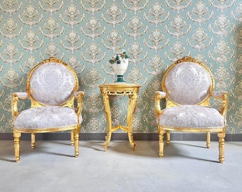 Accent rococo fauteuil en tafelset met marmeren blad: barokke fauteuil met bloemen gestoffeerd, Franse Fauteuil luxe Victoria-stoelenset