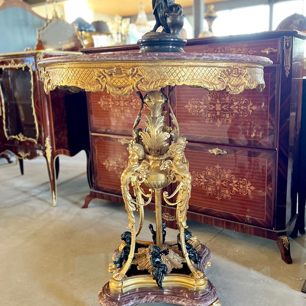 Table ronde royale de style antique pourpre, marbre rouge, statue en bronze, table de style baroque rétro, décoration noble, table pour décoration commerciale