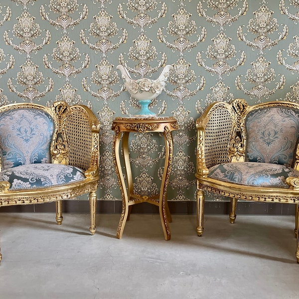 Ensemble de fauteuils bleus de style baroque royal, rococo, finition dorée, accoudoirs en résille tissée et tissu en velours bleu pour décoration de salon