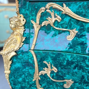 Commode luxueuse de style Louis français de couleur verte Commode de style européen antique avec ornements en laiton pour chambre à coucher image 7