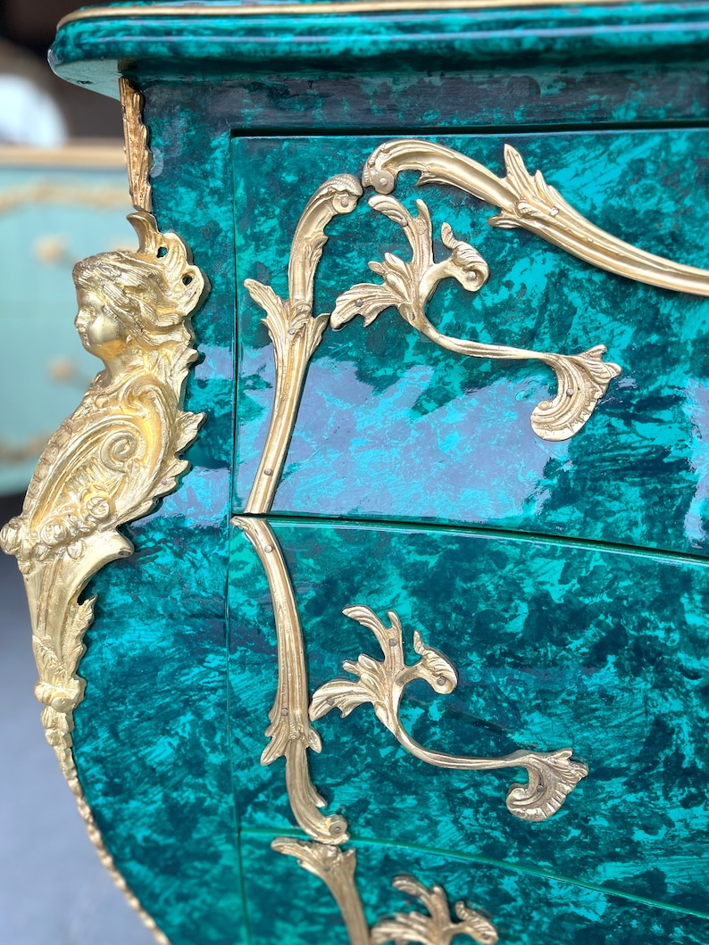 Commode luxueuse de style Louis français de couleur verte Commode de style européen antique avec ornements en laiton pour chambre à coucher image 7