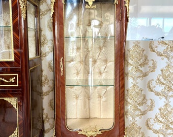 Vitrine avec dessus en dalle de marbre de style baroque français et ornement en laiton - Mince