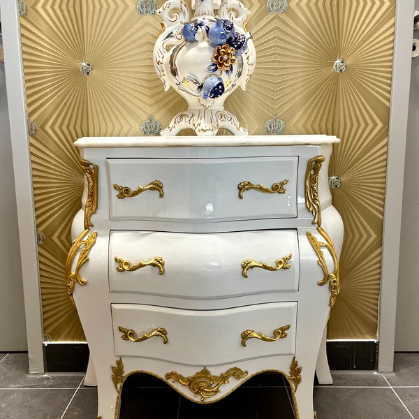 Table de chevet, commode de luxe blanche de style baroque français, dessus en dalles de marbre, ornements en bronze blanc, meuble d'appoint pour décoration d'intérieur sur mesure